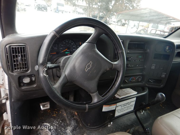 image for item DH8163 2005 Chevrolet C6500  box truck
