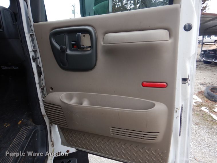 image for item DH8163 2005 Chevrolet C6500  box truck