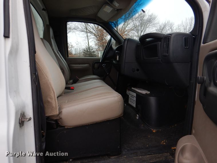 image for item DH8163 2005 Chevrolet C6500  box truck