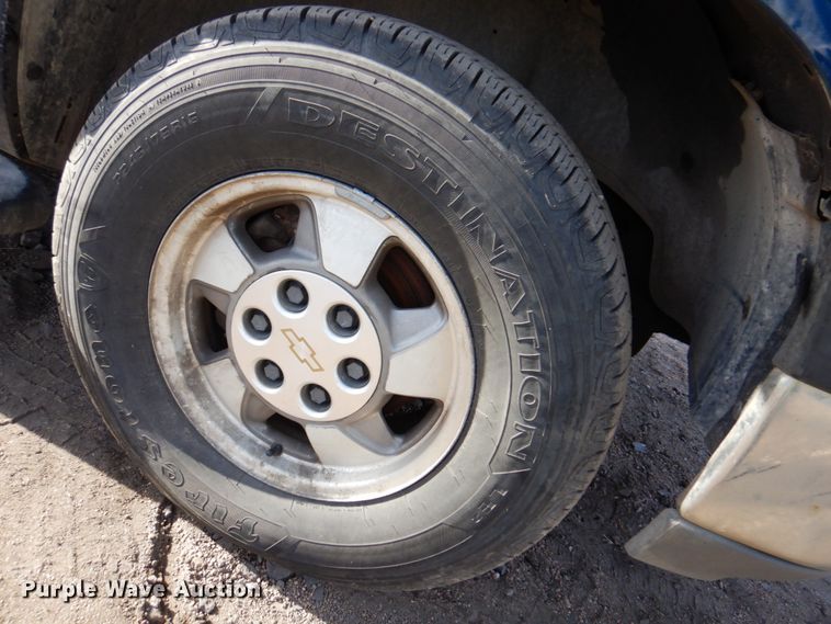 image for item DK8719 2001 Chevrolet Suburban LS  SUV