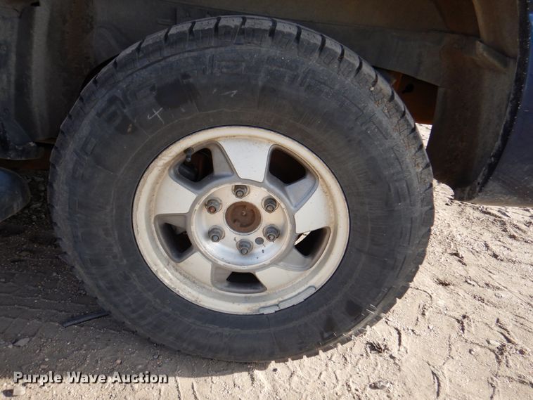 image for item DK8719 2001 Chevrolet Suburban LS  SUV