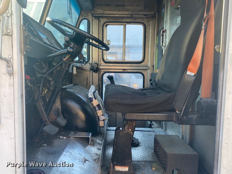 image for item DL6868 1998 International 1652  delivery truck