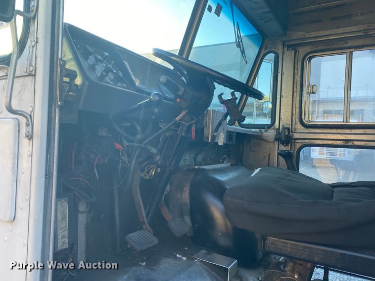 image for item DL6868 1998 International 1652  delivery truck