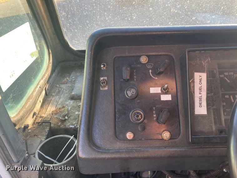 image for item DL6868 1998 International 1652  delivery truck