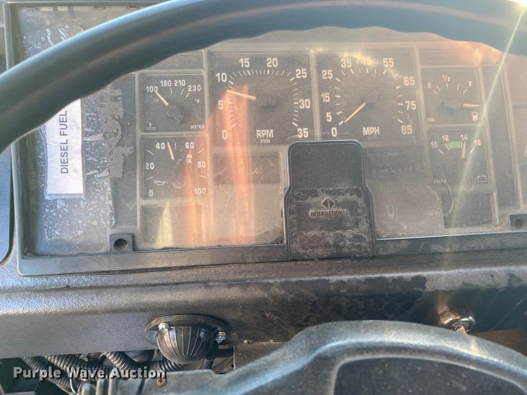 image for item DL6868 1998 International 1652  delivery truck