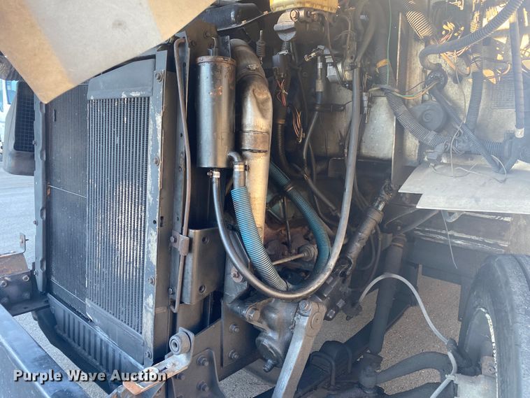 image for item DL6868 1998 International 1652  delivery truck