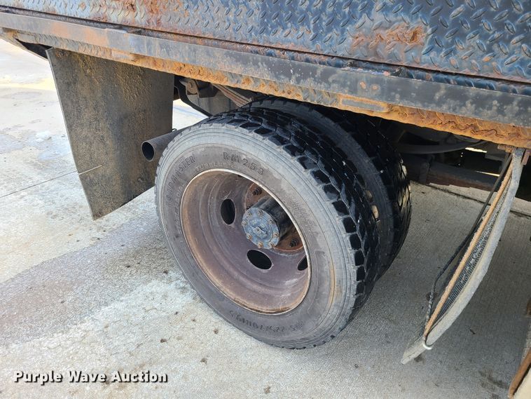 image for item GB9185 2002 Ford F450 Super Duty  flatbed truck