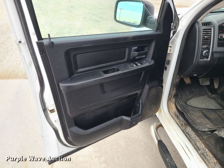 image for item IF9284 2013 Dodge Ram 1500  Crew Cab pickup truck