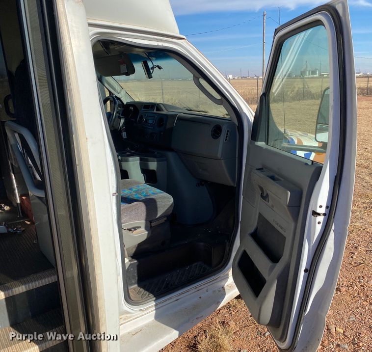 image for item IG9276 2009 Ford E450  shuttle bus