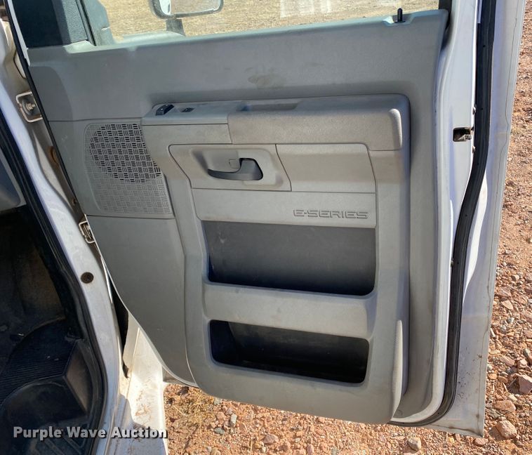 image for item IG9276 2009 Ford E450  shuttle bus