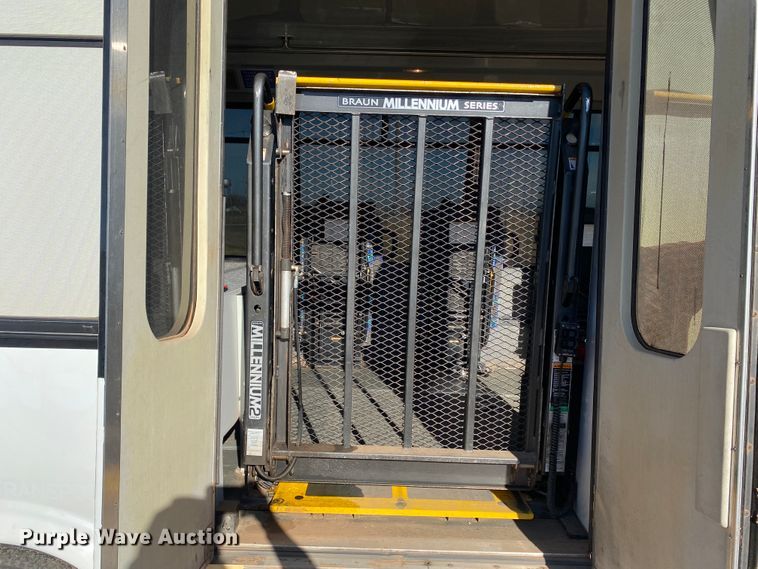 image for item IG9276 2009 Ford E450  shuttle bus