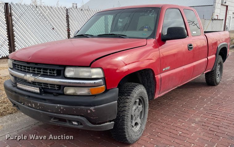 image for item IJ9504 2000 Chevrolet Silverado 1500  Ext. Cab pickup truck