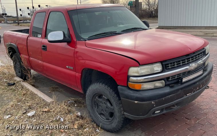 image for item IJ9504 2000 Chevrolet Silverado 1500  Ext. Cab pickup truck