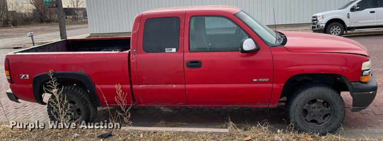 image for item IJ9504 2000 Chevrolet Silverado 1500  Ext. Cab pickup truck
