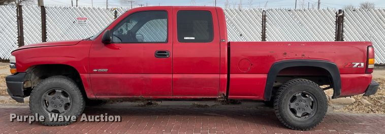 image for item IJ9504 2000 Chevrolet Silverado 1500  Ext. Cab pickup truck