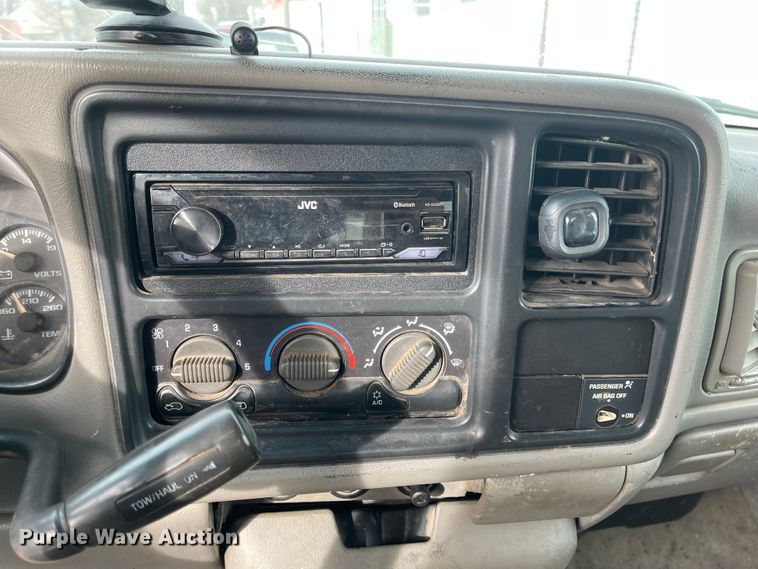 image for item IJ9504 2000 Chevrolet Silverado 1500  Ext. Cab pickup truck