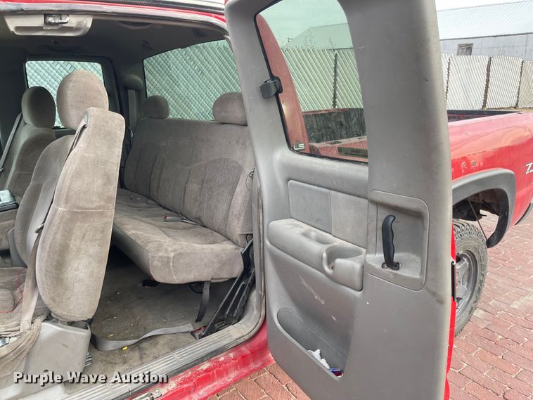 image for item IJ9504 2000 Chevrolet Silverado 1500  Ext. Cab pickup truck