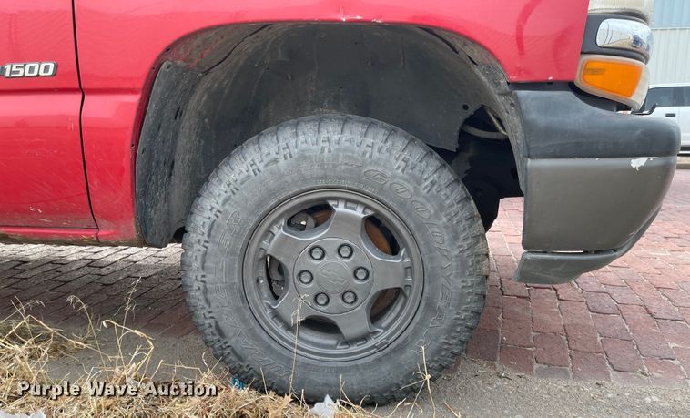 image for item IJ9504 2000 Chevrolet Silverado 1500  Ext. Cab pickup truck