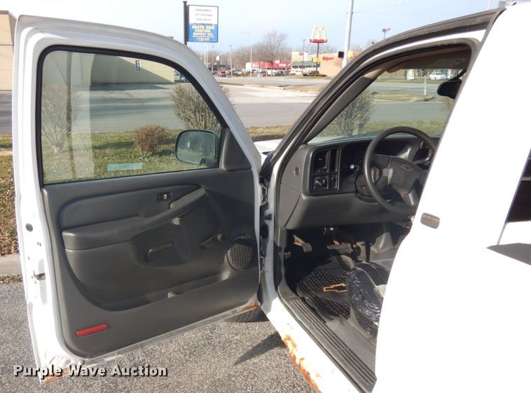 image for item IO9611 2005 Chevrolet Silverado 1500  pickup truck