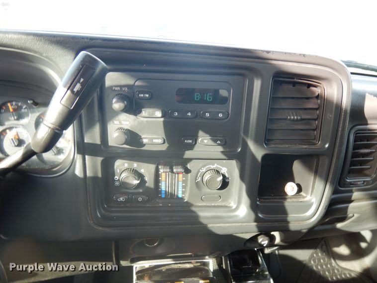 image for item IO9611 2005 Chevrolet Silverado 1500  pickup truck