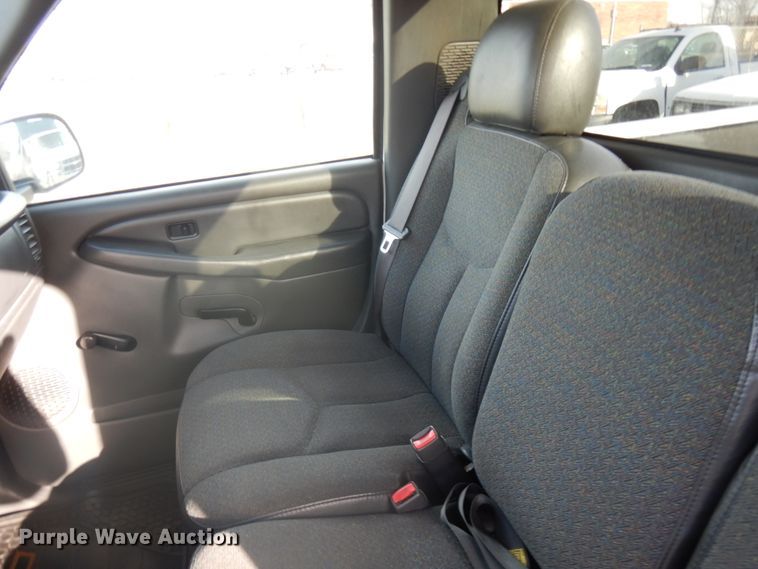 image for item IO9611 2005 Chevrolet Silverado 1500  pickup truck