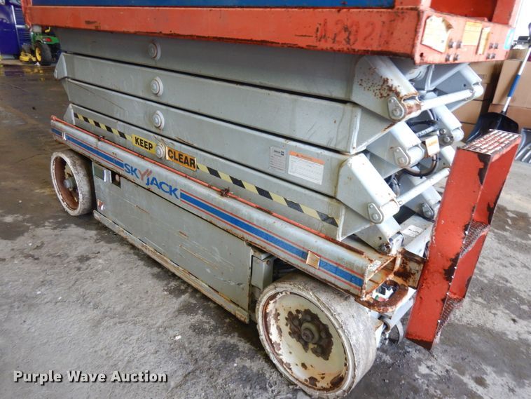 image for item IO9668 2008 Skyjack SJ3226  scissor lift