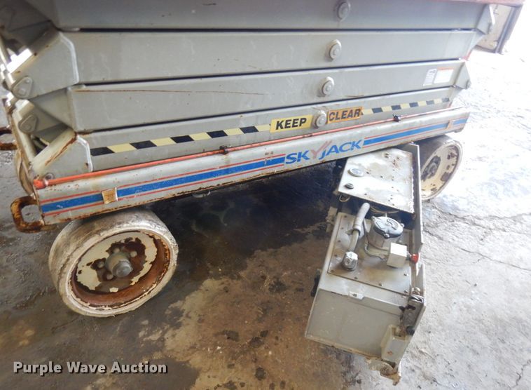 image for item IO9668 2008 Skyjack SJ3226  scissor lift