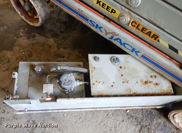 image for item IO9668 2008 Skyjack SJ3226  scissor lift