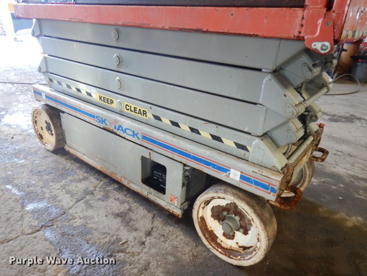 image for item IO9668 2008 Skyjack SJ3226  scissor lift