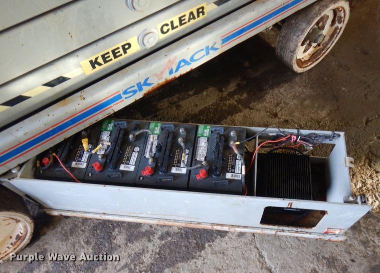 image for item IO9668 2008 Skyjack SJ3226  scissor lift