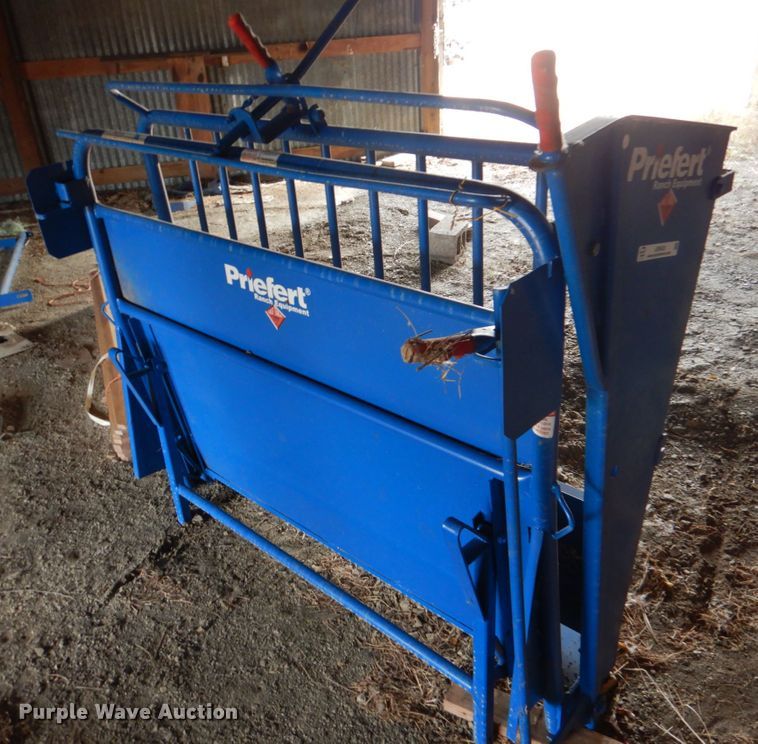 image for item JD9420 Priefert calf table