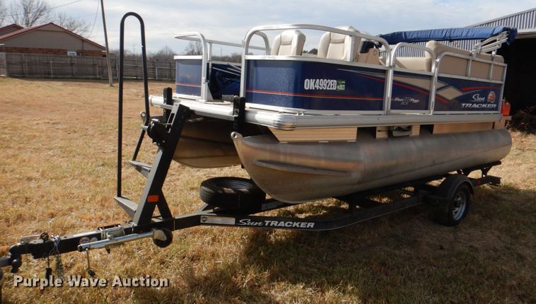 image for item JD9421 2018 Sun Tracker Bass Buggy 16 DLX  boat