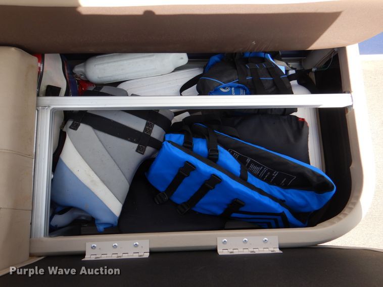 image for item JD9421 2018 Sun Tracker Bass Buggy 16 DLX  boat