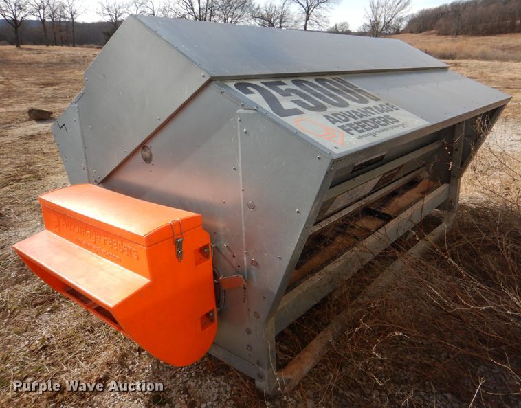 image for item JD9425 Advantage Feeders 2500HD  creep feeder