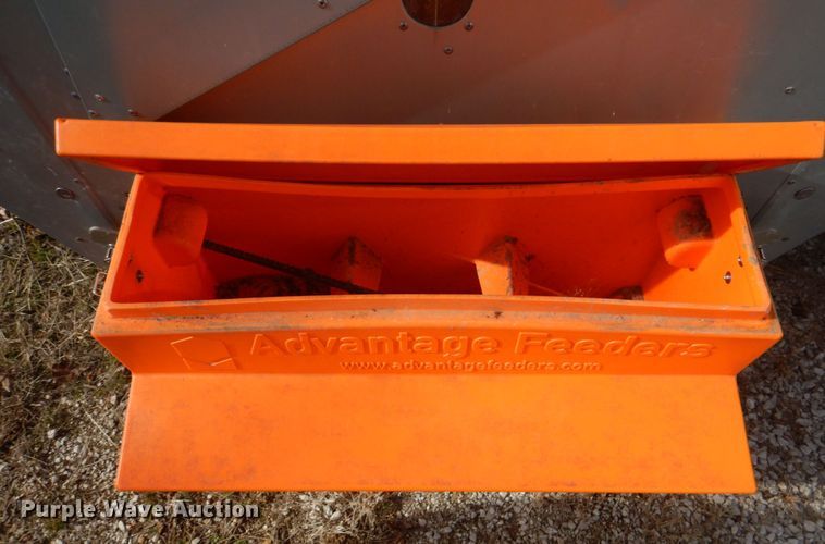 image for item JD9425 Advantage Feeders 2500HD  creep feeder