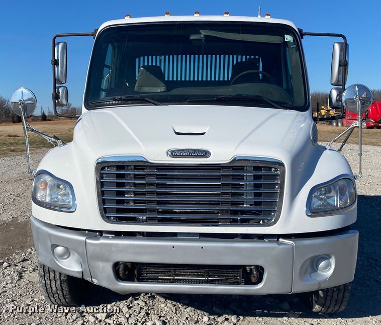 image for item JN9163 2007 Freightliner M2 106  rollback truck