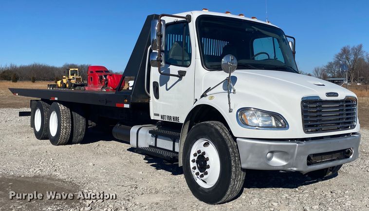 image for item JN9163 2007 Freightliner M2 106  rollback truck