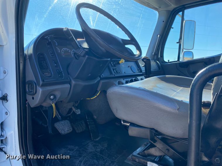 image for item JN9163 2007 Freightliner M2 106  rollback truck