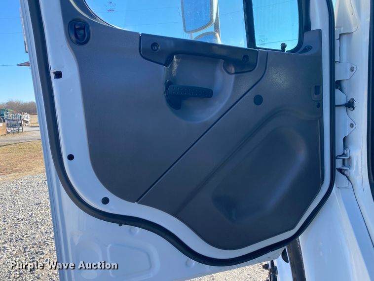 image for item JN9163 2007 Freightliner M2 106  rollback truck