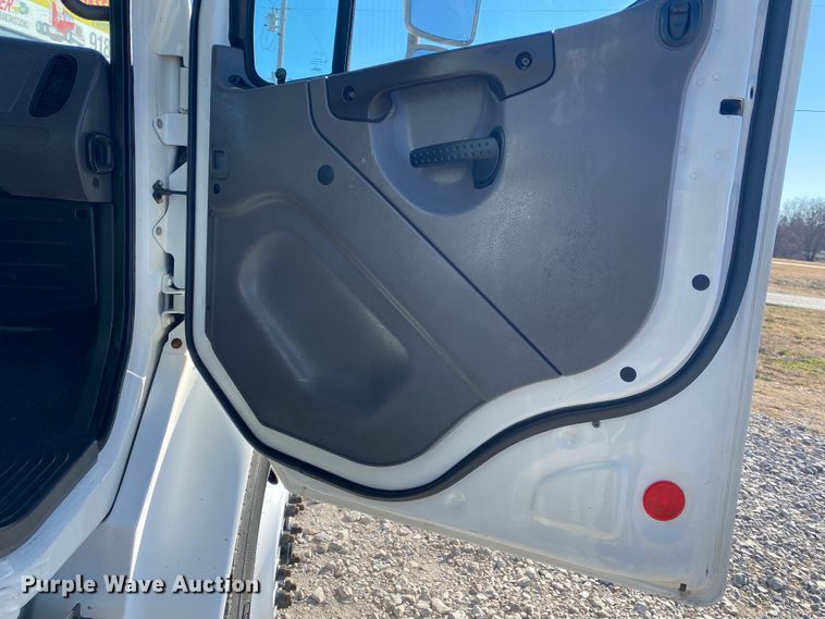 image for item JN9163 2007 Freightliner M2 106  rollback truck