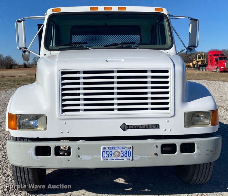 image for item JN9165 1999 International 4700  flatbed truck