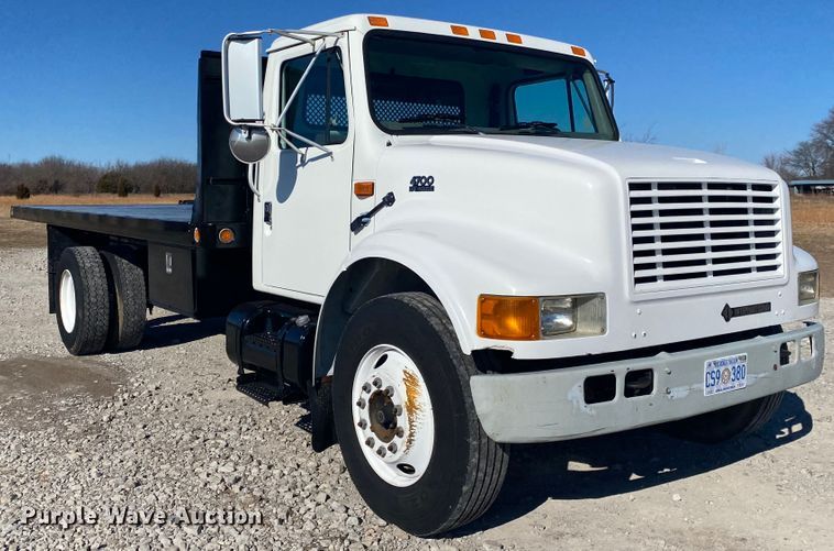 image for item JN9165 1999 International 4700  flatbed truck
