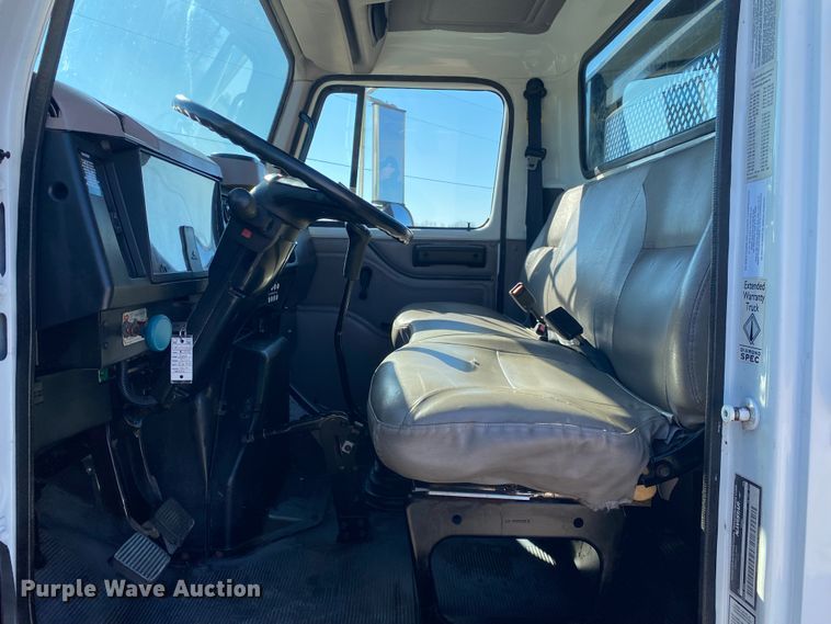 image for item JN9165 1999 International 4700  flatbed truck