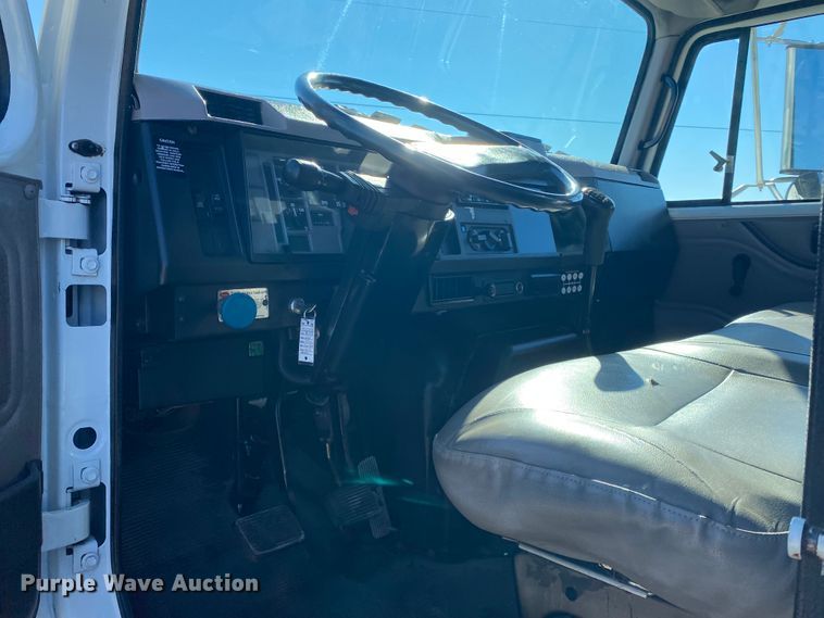 image for item JN9165 1999 International 4700  flatbed truck