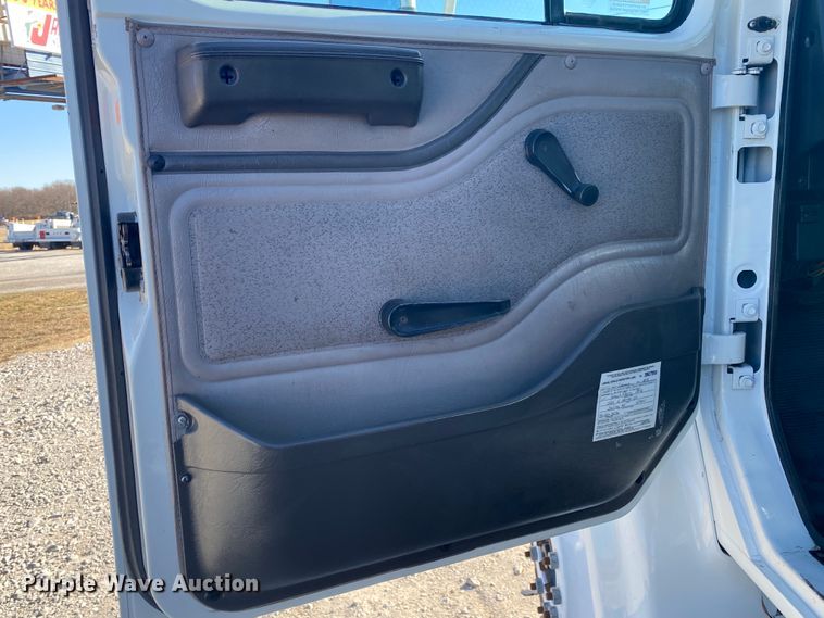 image for item JN9165 1999 International 4700  flatbed truck