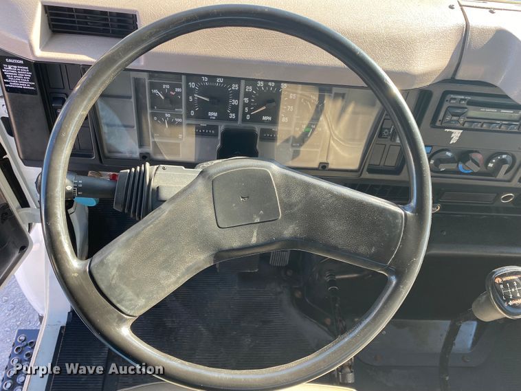 image for item JN9165 1999 International 4700  flatbed truck