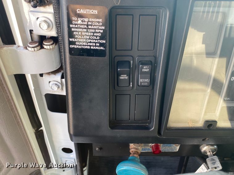 image for item JN9165 1999 International 4700  flatbed truck