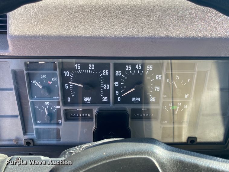 image for item JN9165 1999 International 4700  flatbed truck