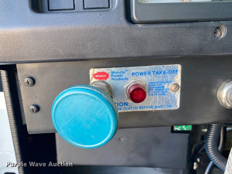 image for item JN9165 1999 International 4700  flatbed truck