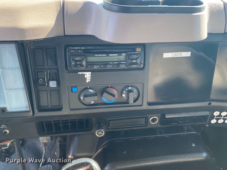 image for item JN9165 1999 International 4700  flatbed truck